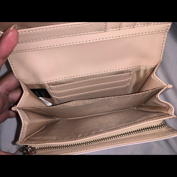 Guess Wallet - Picture 4 of 6